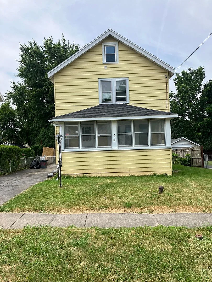 Spacious 3 Bed 1 Bath with Large Garage — Photo 1