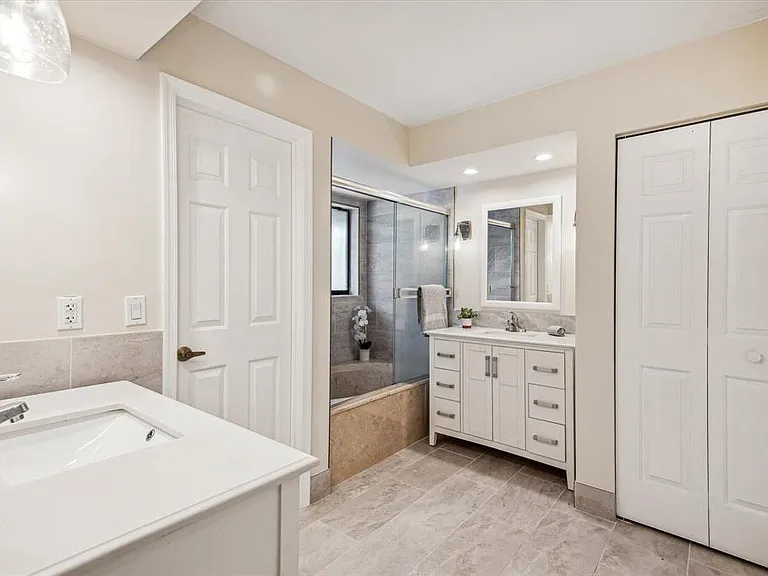 5750 Coach House Cir #G — Photo 6