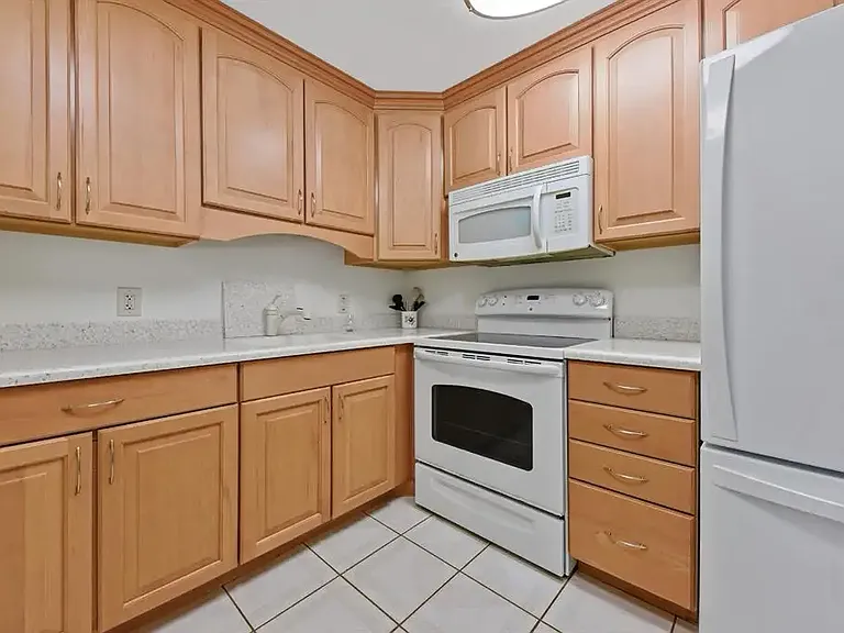 37 Cambridge Rd E #B — Photo 16