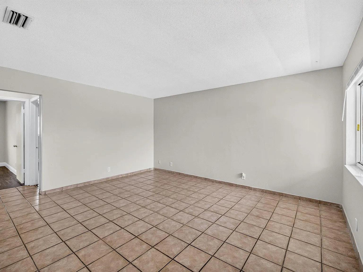 2 bed, 1.0 bath, 850 sqft, $1,900 — Photo 3