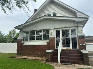 556 Whitelaw Ave, Wood River, IL 62095