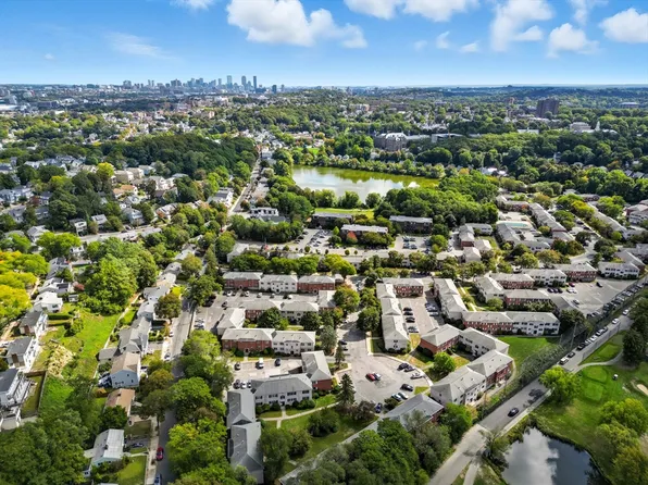 14 Lake Shore Ct APT 1, Brighton, MA 02135