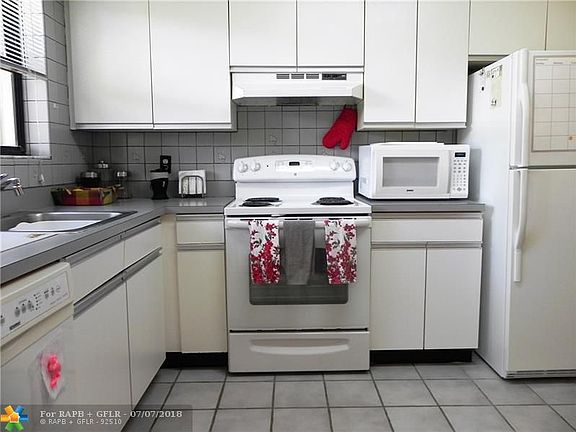 4th image of 3305 Water Oak Dr #1307