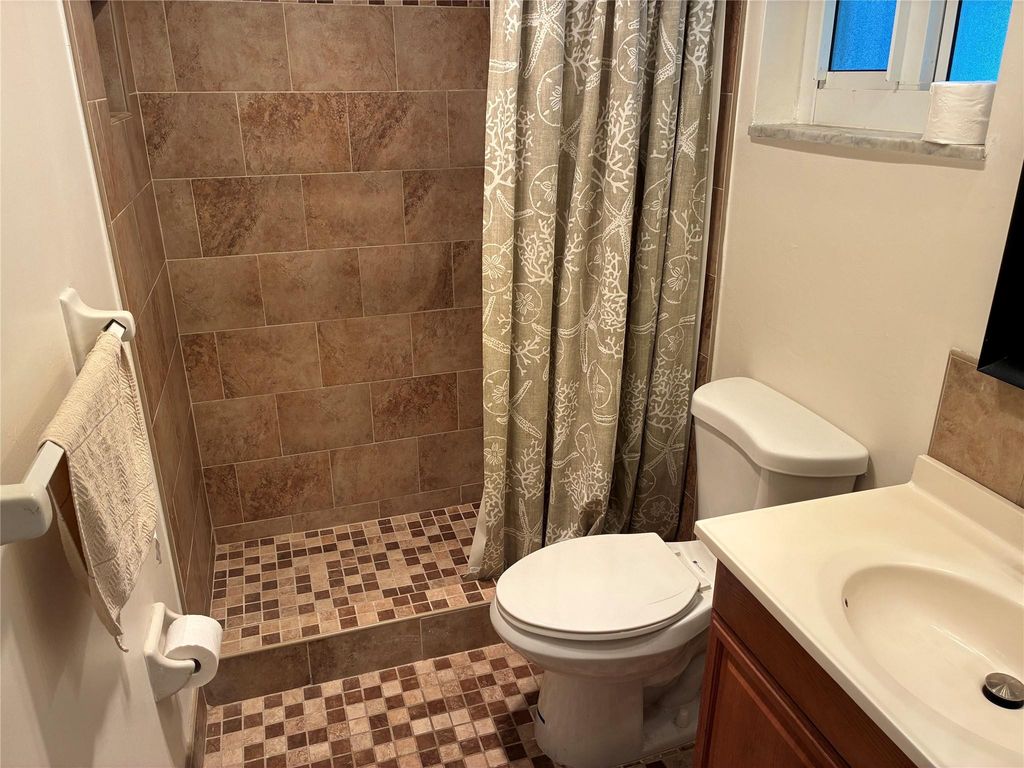 3021 E Golf Boulevard, photo 4