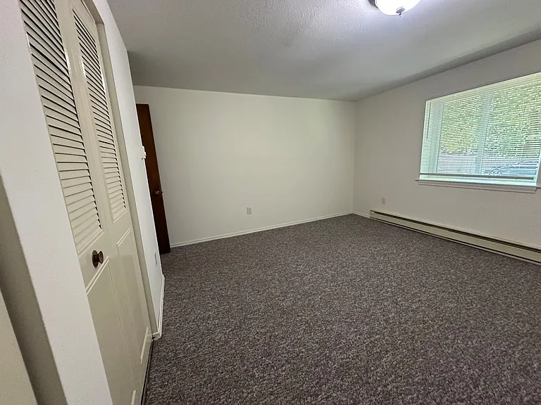 Hallmark Apartments — Photo 10