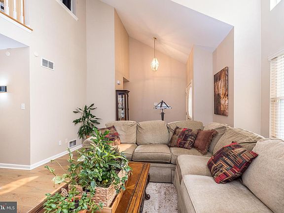 2nd image of 310 Oxford Pl
