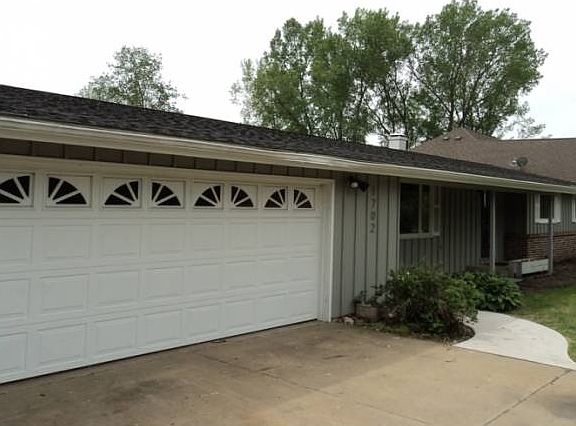 1702 Lakeview Dr