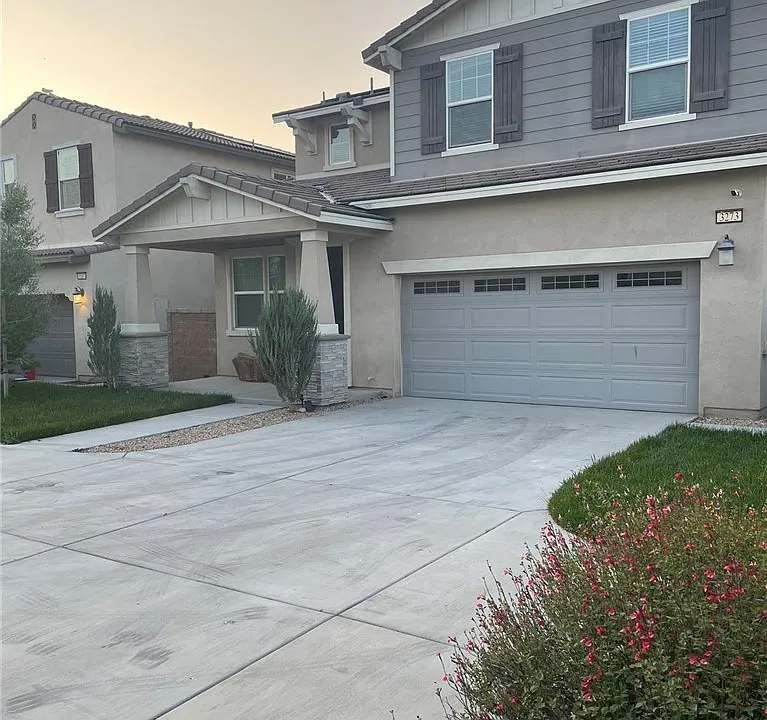 3273 E Yosemite Dr