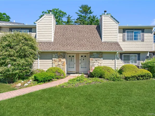 200 Lake Pointe Circle #200, Middle Island, NY 11953