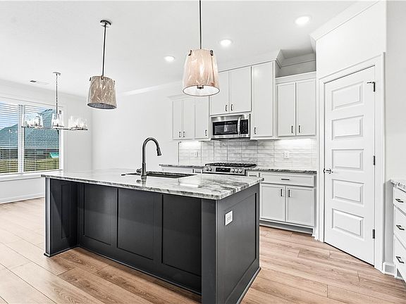 4th image of 2117 Porter St