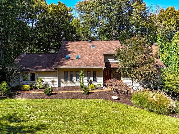 2nd image of 30 Robin Lea Ln