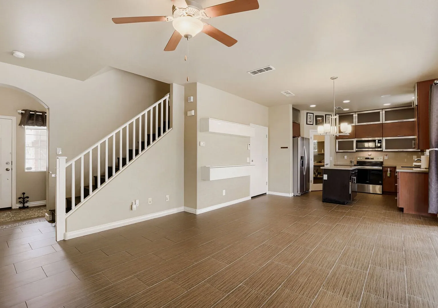 Gorgeous 3 bedroom home-former model homes with lots of upgrades! — Photo 3