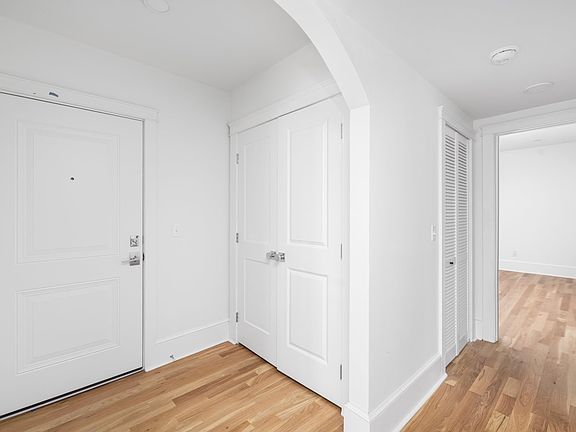5th image of 293 Governor St #201