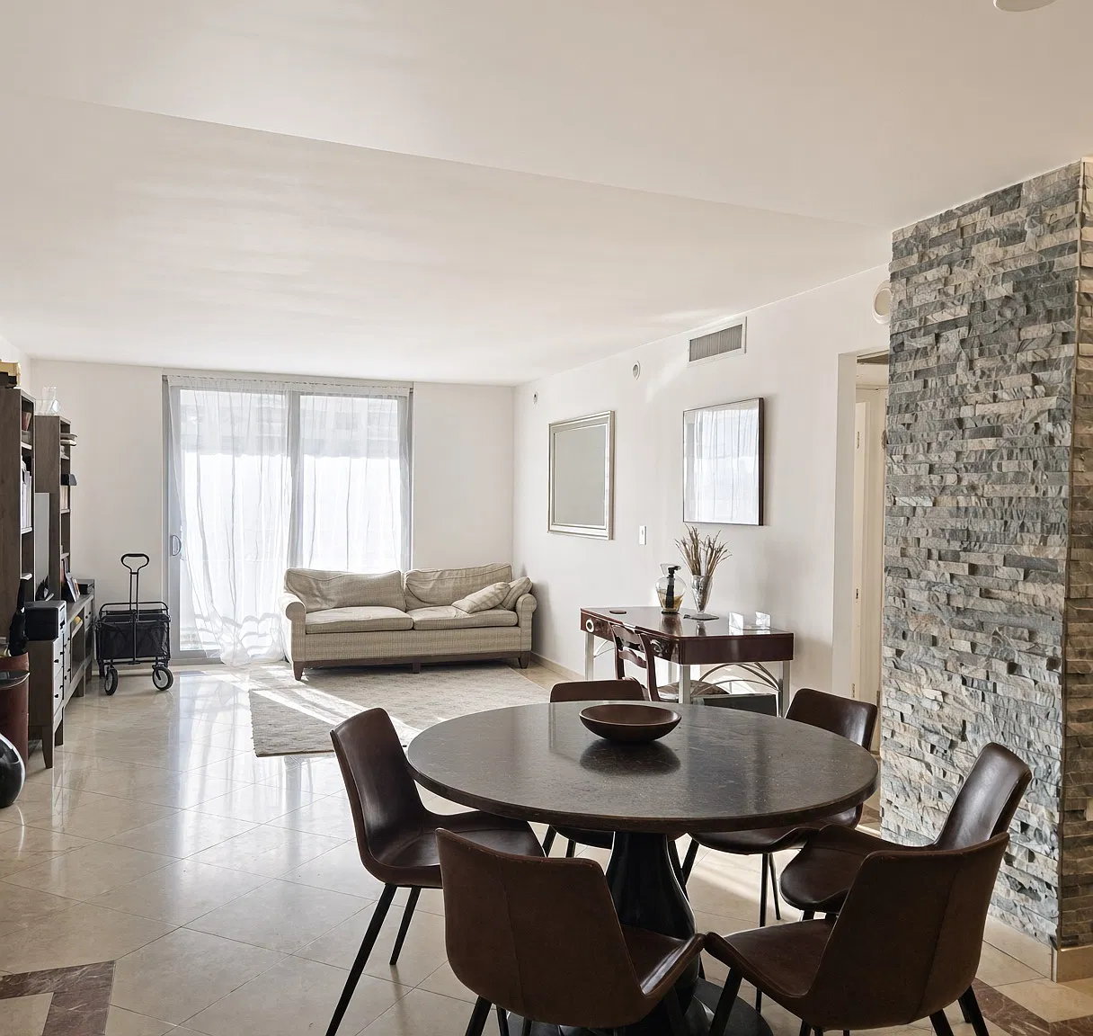3 bed, 1048 sqft, $3,750 — Photo 1