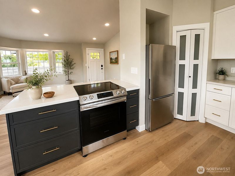 3rd image of 939 James Way