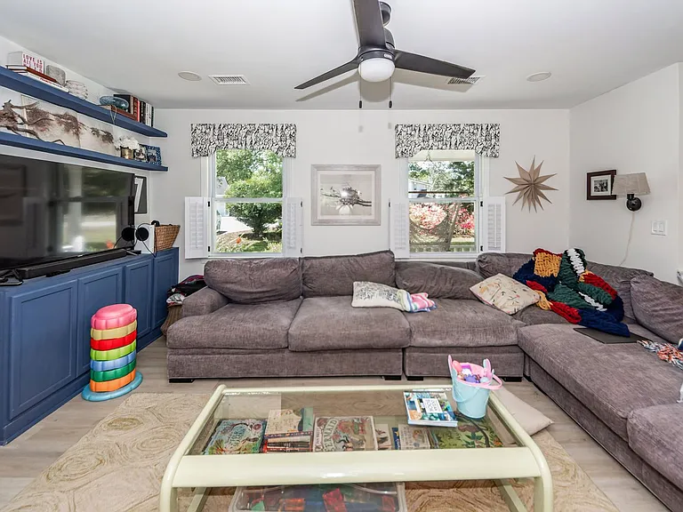 2045 Lake Ave — Photo 4