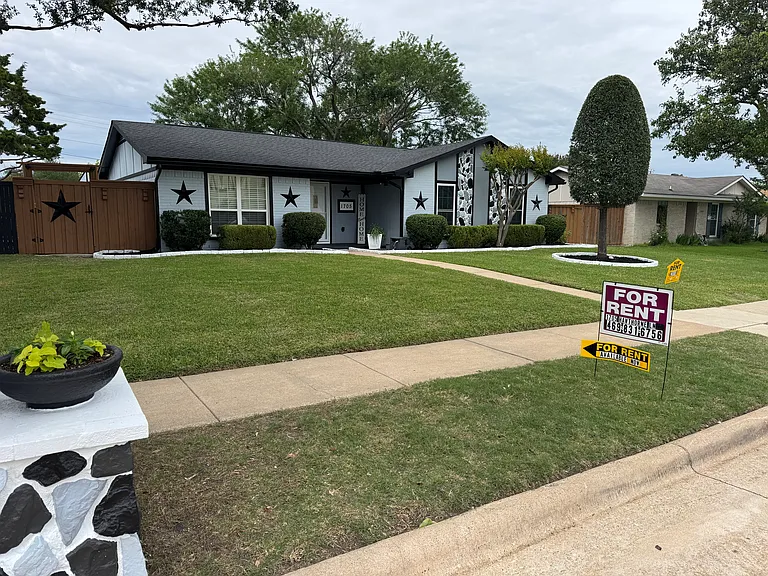 1705 Hawthorne Ln — Photo 2