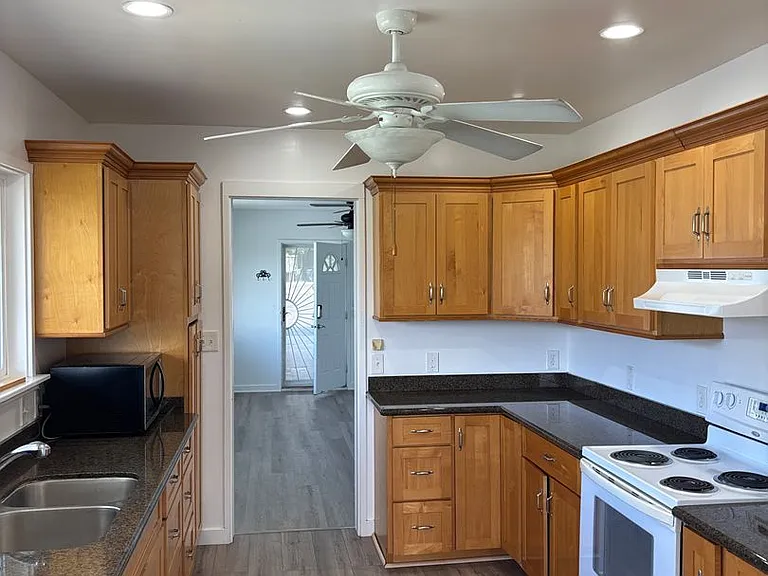 317 Kapulei St — Photo 14