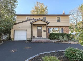 3 Earl Rd, Melville, NY 11747