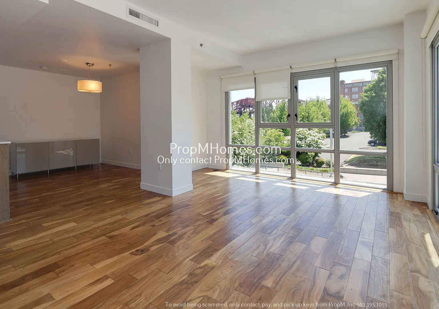 Luxurious One Bedroom Condo at the Pearl District Waterfront! — Photo 4