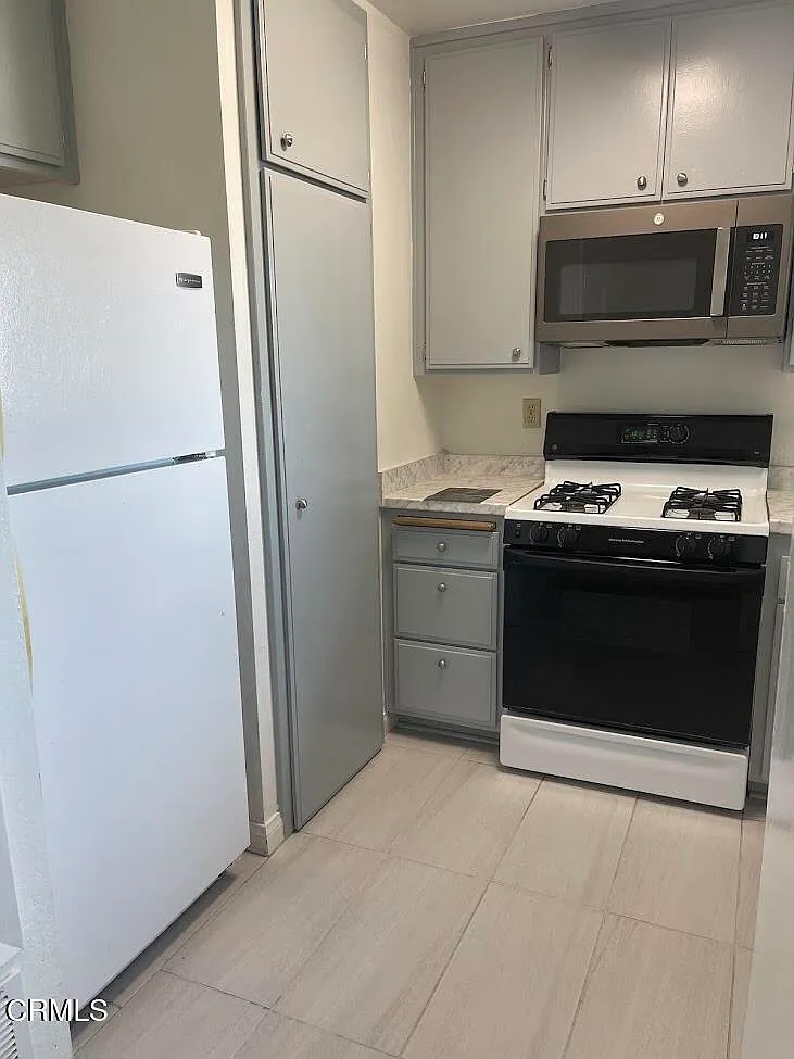 2 bed, 2.0 bath, 904 sqft, $2,900 — Photo 3
