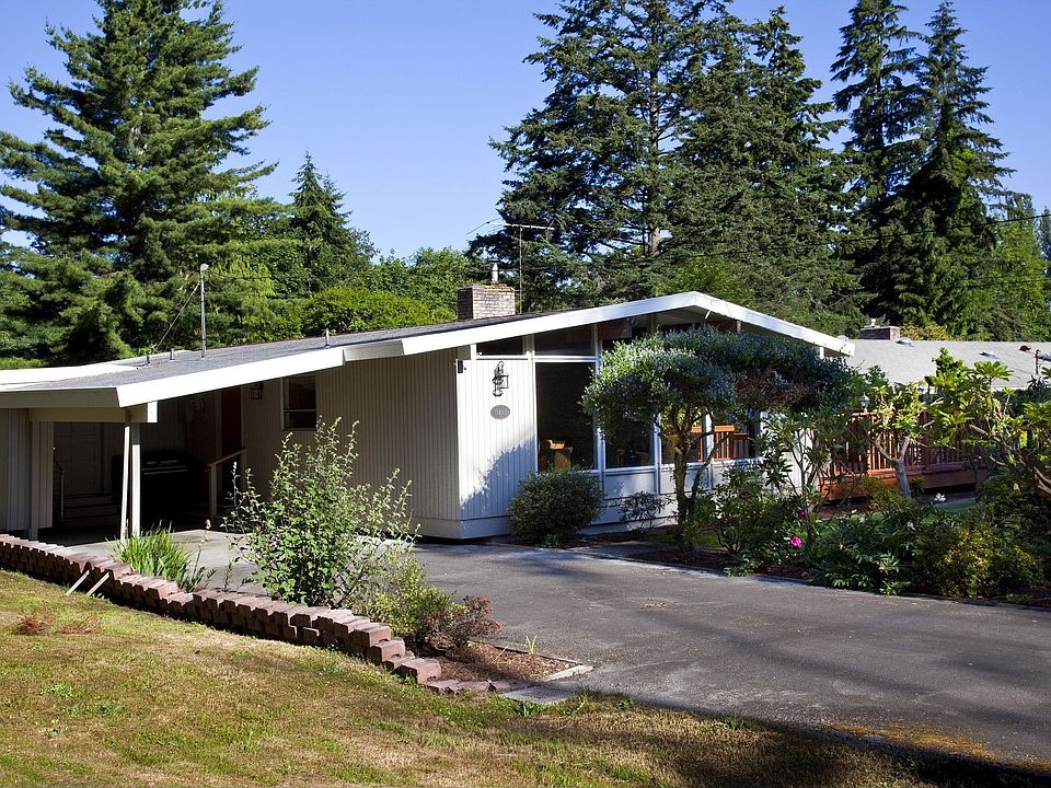 Front of home showing carport