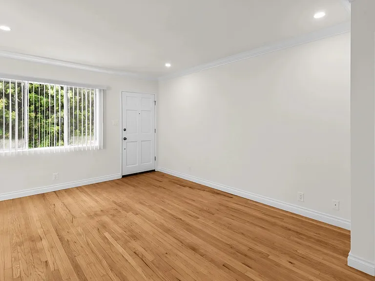1219 Barry Ave #8 — Photo 11