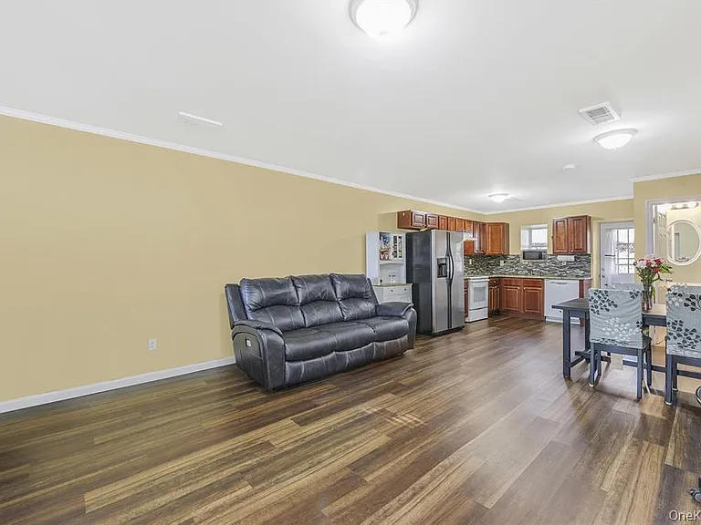 73 Cherry Ave — Photo 8