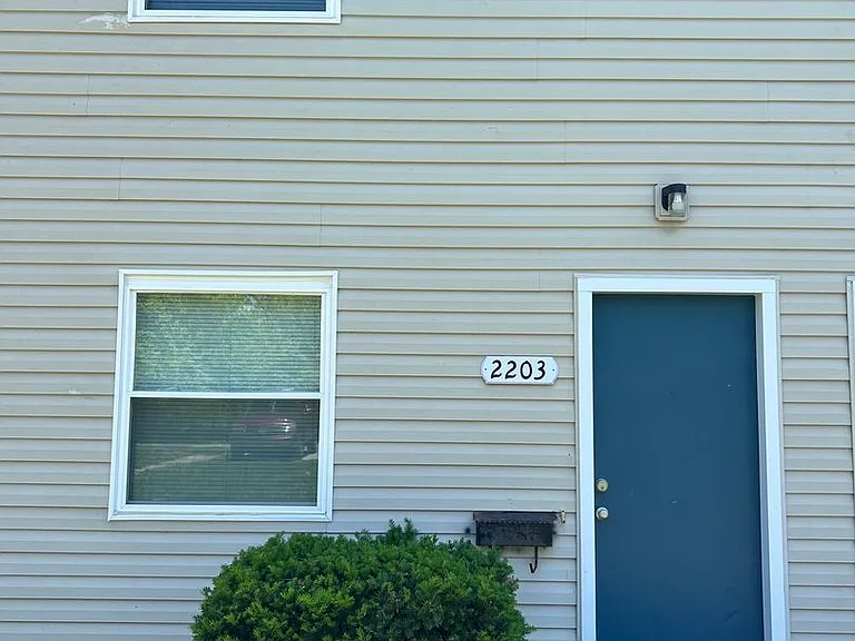 2203 Clarendon Ln — Photo 1
