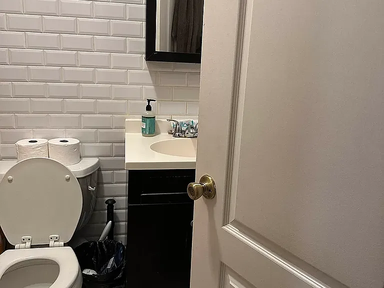 214 21st St #4R — Photo 7