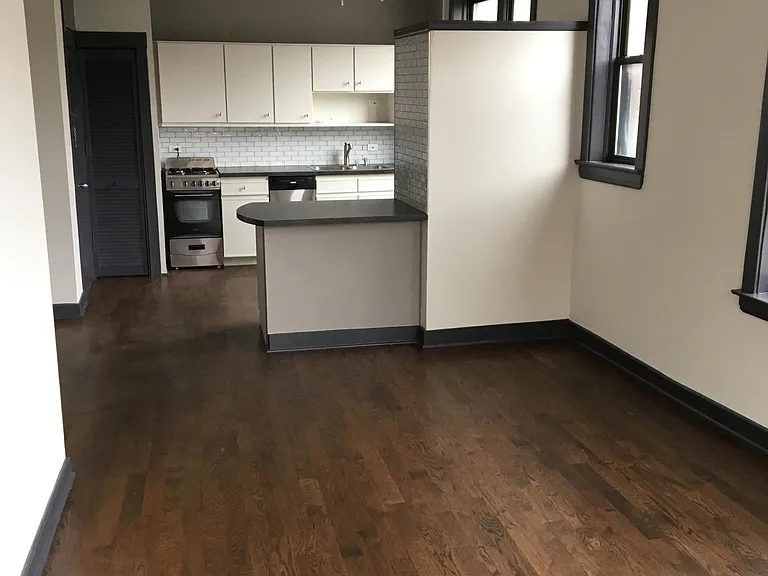 2001 N Oakley Ave #2F — Photo 8