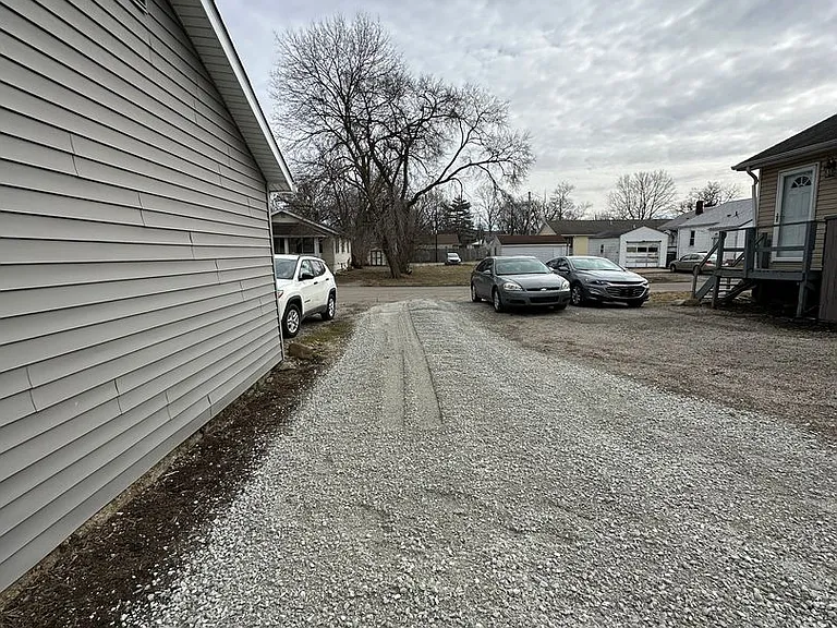 1404 W Bethel Ave — Photo 32