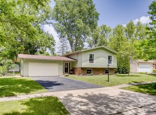 527 Sunshine Ct, Algonquin, IL 60102
