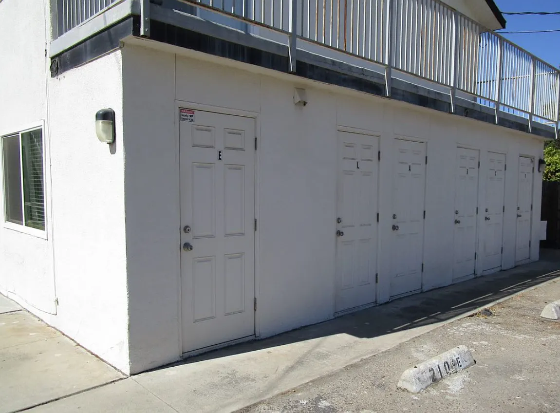 Ivy St 210 - D — Photo 4