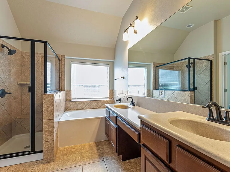 2217 Westfalian Trl — Photo 16