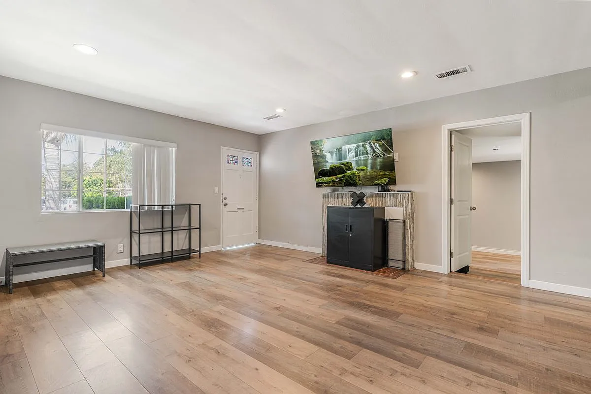 4 bed, 3.0 bath, 1400 sqft, $3,985 — Photo 4