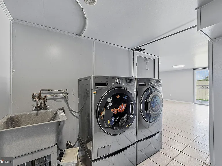 1135 W Thompson St — Photo 18