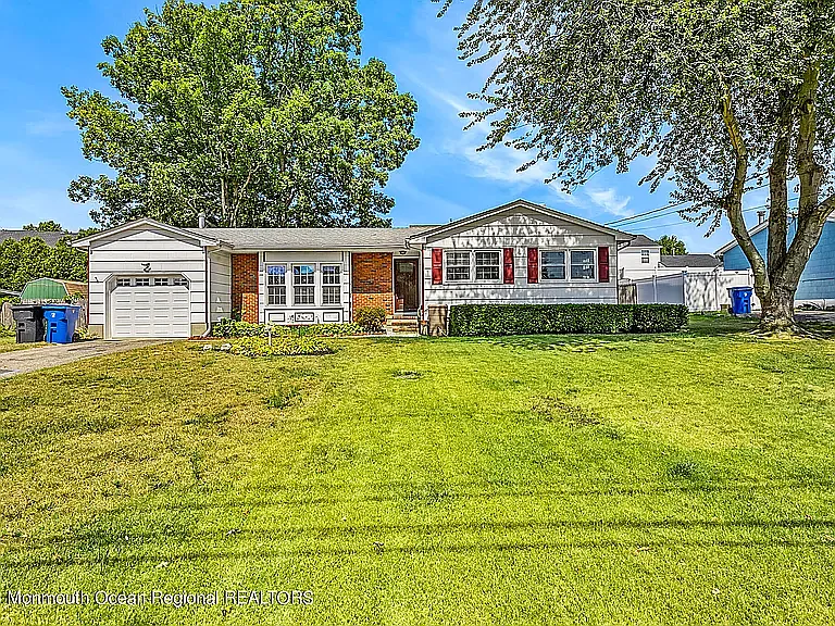 648 Longview Dr — Photo 1