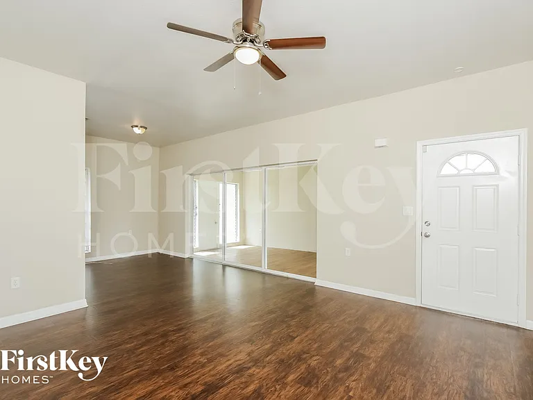 22363 Catherine Ave — Photo 3