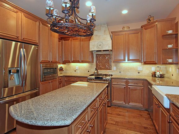 FULLY UPGRADED KITCHEN