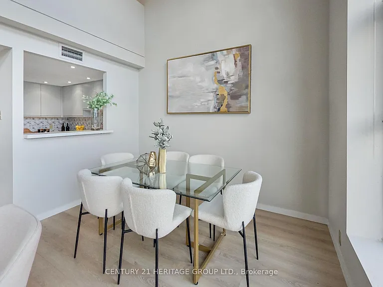 393 King St E #404 — Photo 6