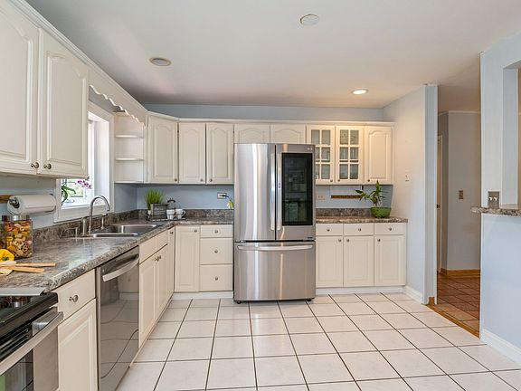 5th image of 9 Greenwood Ct S