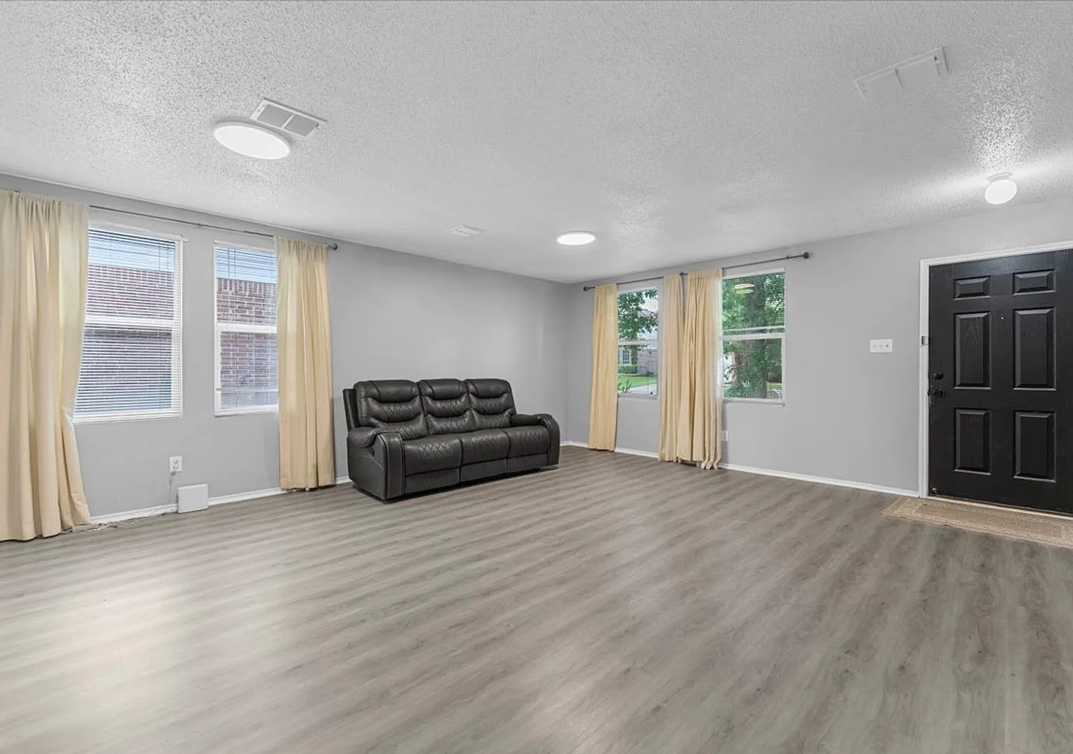 Ready for Immediate Move-In! 4 Bed 2.5 Bath Renovated 2900+ SQFT House in McKinney's Brookview su... — Photo 4