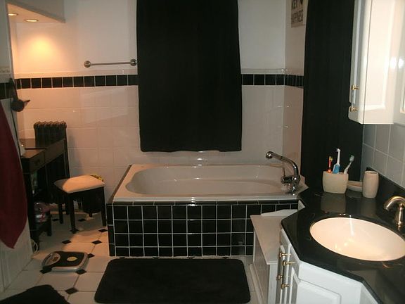 4th image of 174 John St
