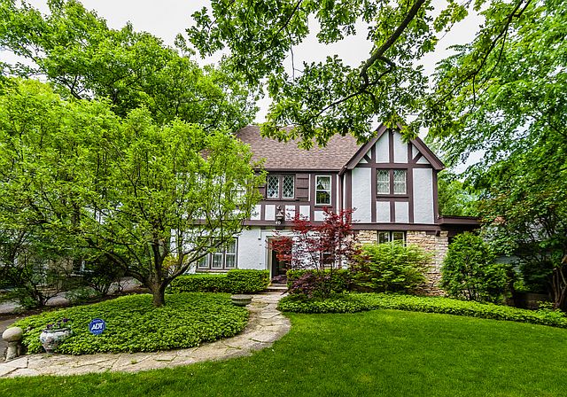 1st image of 40 Lakeside Pl