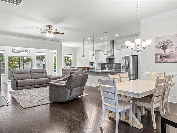 4th image of 2209 Water Front Dr