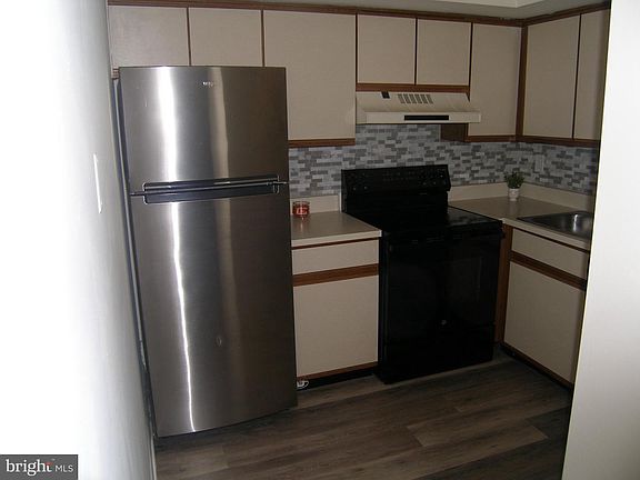 5th image of 10 Cavendish Dr #10