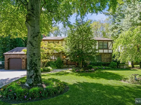 8 Marcotte Ln, Tenafly, NJ 07670