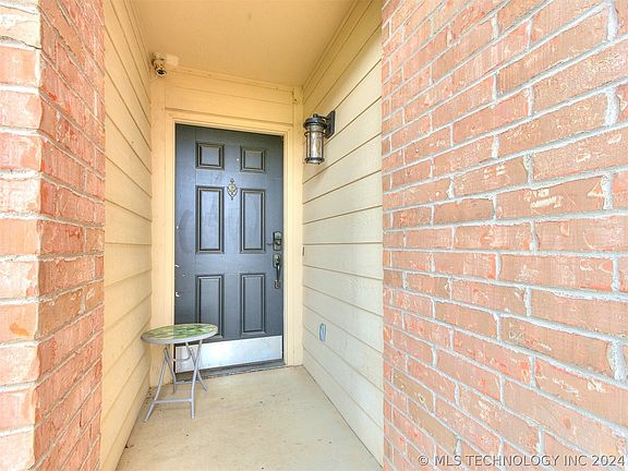 5th image of 212 W Dillon Dr