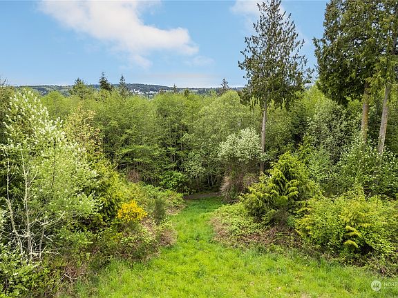 A lovely 3/4 acre lot ready for your new home!>